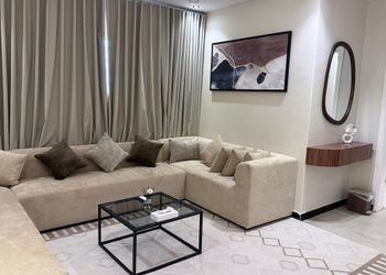 شقة بدخول ذاتي وصالة أنيقة 
