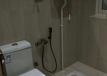 شاليه بجلسة مطلة على مسبح 