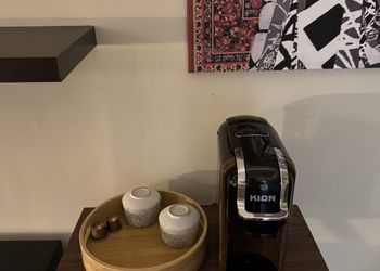 استديو بأثاث مريح وبسيط 