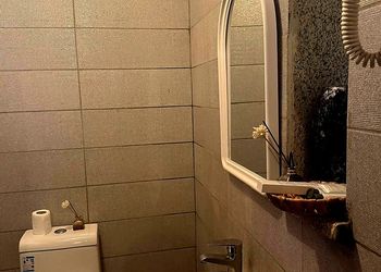 استديو بأثاث مريح وبسيط 