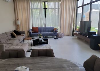 شاليه بمسطح اخضر و مسبح