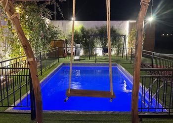 شاليه بمسبح خارجي وجلسة خارجية