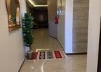 شقة بصالة جلوس وثلاث غرف نوم 