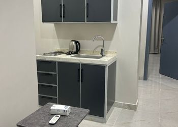 استديو بسرير ماستر وأثاث مريح 