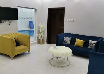 شاليه بجلسة خارجية ومسبح 