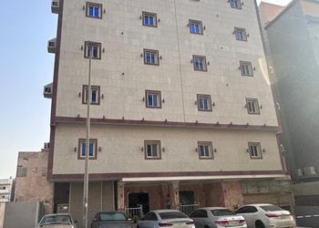 غرفة بسرير ماستر