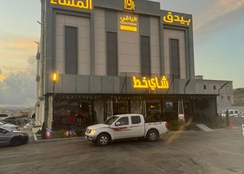 غرفة بأثاث مريح وبسيط 