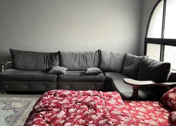 شقة بغرفتين نوم وأثاث مريح