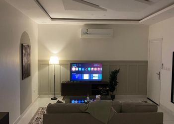 استديو بأثاث مريح وبسيط 