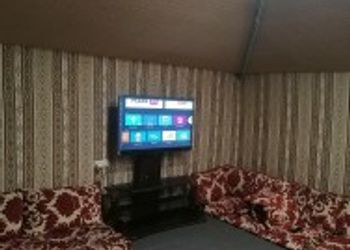 مخيم ببيت شعر وألعاب أطفال 