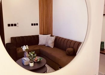 شقة بغرفة معيشة وغرفتين نوم 