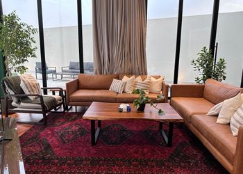 شاليه بمسطح اخضر ومسبح 