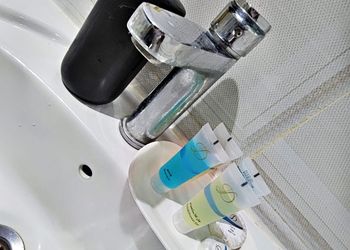 استديو بأثاث مريح وبسيط 