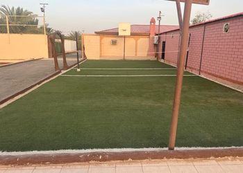 استراحة بملعب كرة قدم ومجالس