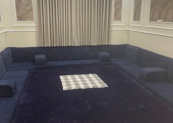 شاليه بجلسة خارجية ومسطح اخضر