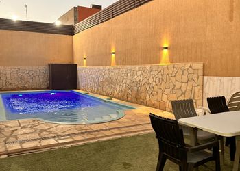 شاليه بألعاب مائية ومسطح اخضر