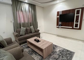 شقة بغرفتين نوم وصالة 