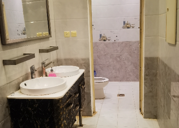 شاليه بمسطح اخضر وجلسة خارجيه