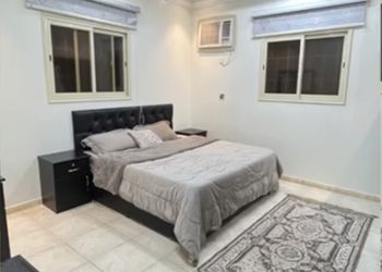 شقة واسعة بصالة وثلاث غرف نوم 