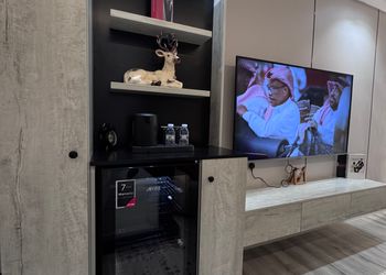 استديو بأثاث مريح وبسيط 