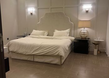 شاليه بجلسة تطل على مسبح خارجي 