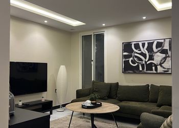 شقة بصالة وغرفة نوم وبأثاث مريح