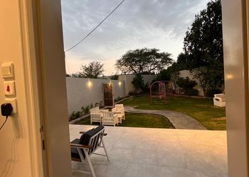 شاليه بألعاب أطفال ومسبح