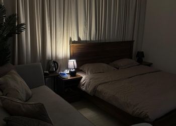 استديو بأثاث مريح وبسيط 