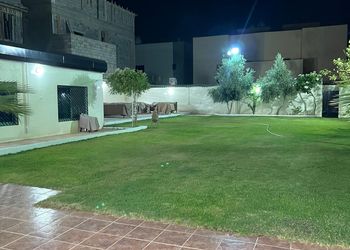 استراحة بمجالس واسعة ومسطح اخضر 
