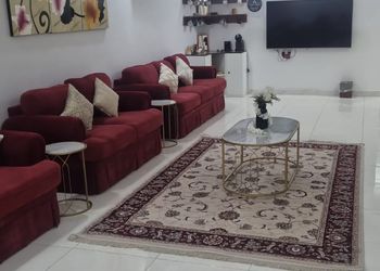 شالية بجلسة مطلة على مسبح 