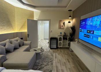 استديو بأثاث مريح وبسيط 