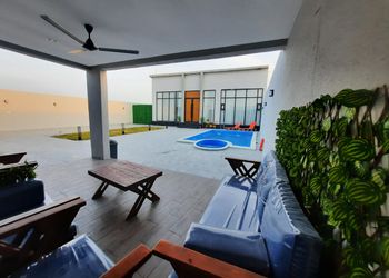 شاليه بمسطح اخضر ومسبح 