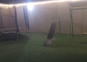 شاليه بمسطح اخضر وجلسة خارجية