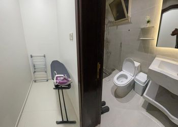 شقة بصالة جلوس وغرف نوم مريحة