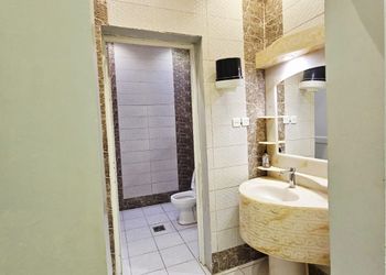 شاليه بمسطح اخضر ومسبح 