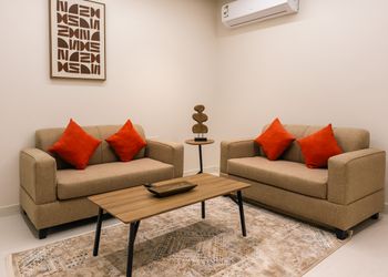شقة بصالة مريحة وثلاث غرف نوم 