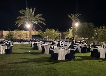استراحة بمجالس ومسطحات خضراء