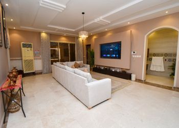 شقة بثلاث غرف نوم