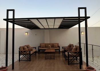 استراحة بجلسة خارجية ملعب كرة طائرة