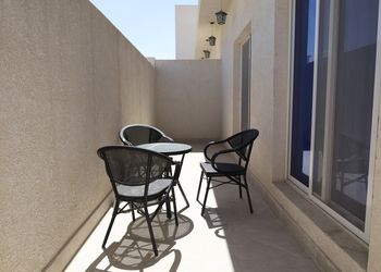 شقة بغرفة معيشة وغرفة نوم 