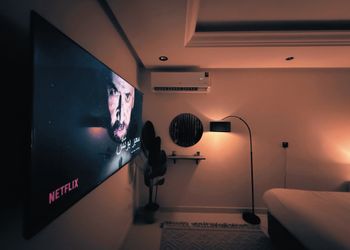 استديو بأثاث مريح وبسيط
