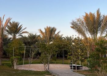 استراحة بمسطح اخضر وجلسة خارجية