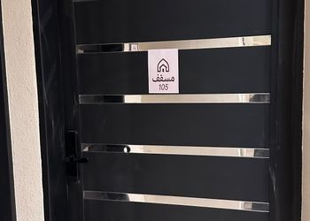 شقة بصالة أنيقة ودخول ذاتي