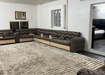 استراحة بفناء خارجي ومجالس