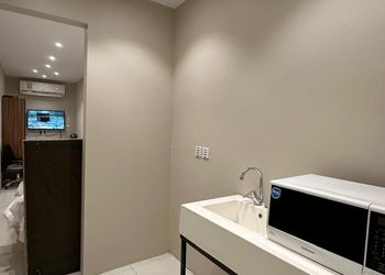استديو بأثاث مريح وبسيط 