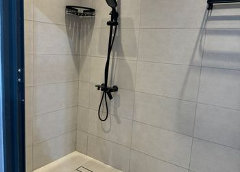 شاليه بصالة أنيقة وملعب بادل