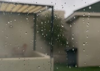 شاليه بجلسة مطلة على الحديقة