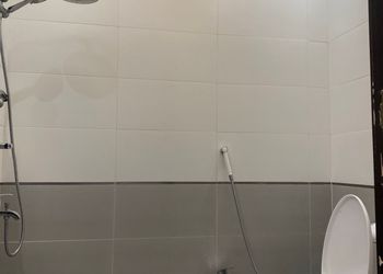 شاليه بمسطح اخضر ومسبح 