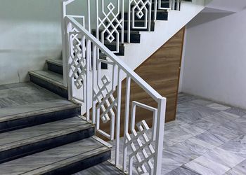 شقة بصالة أنيقة وثلاث غرف نوم