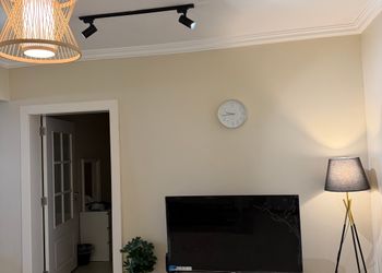 شقة بدخول ذاتي بسينما خاص.